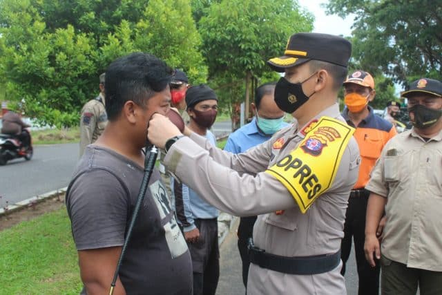 Kapolres Seruyan Pimpin Pembagian Masker Serentak di Bumi Gawi Hatantiring 2 kapolres seruyan