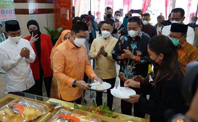 3 Potong tumpeng dalam rangka syukuran peresmian Toko Roti Go BonSip