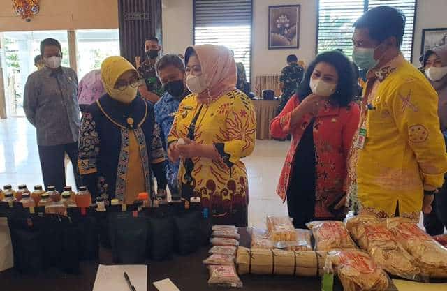 3.Pameran Produk unggulan IKM Kobar di Lobby Hotel Brits Pangkalan Bun