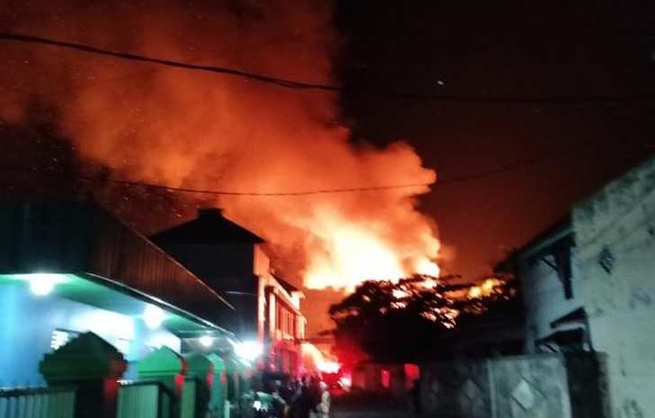 Satu Buah Bangunan Sarang Walet di Kuala Pembuang di Lalap Sijago merah