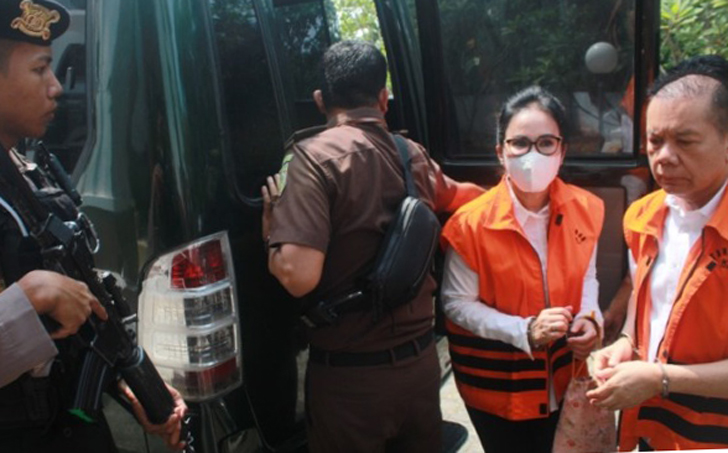 Terdakwa Korupsi Mantan Bupati Kapus Ben Brahim dan istrinya Ari Egahni